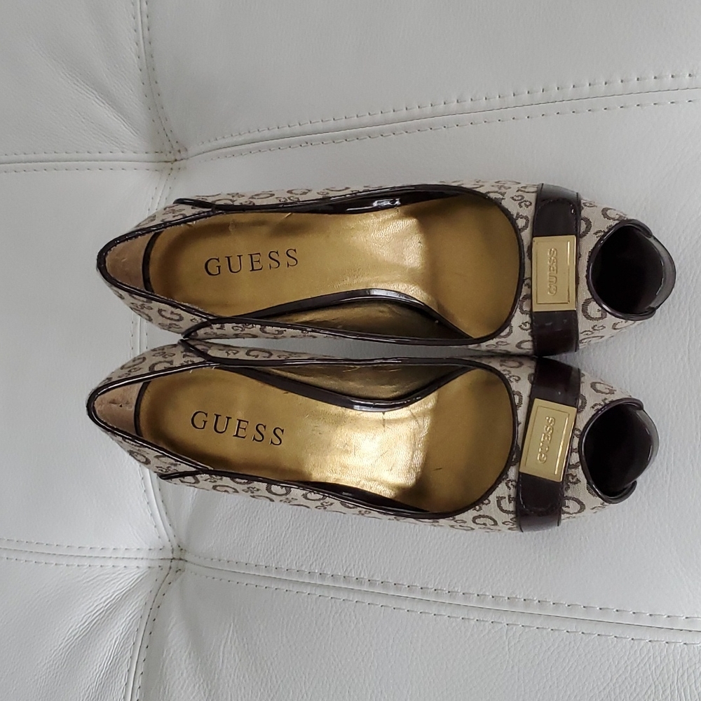 Guess logo vintage pumps size 6